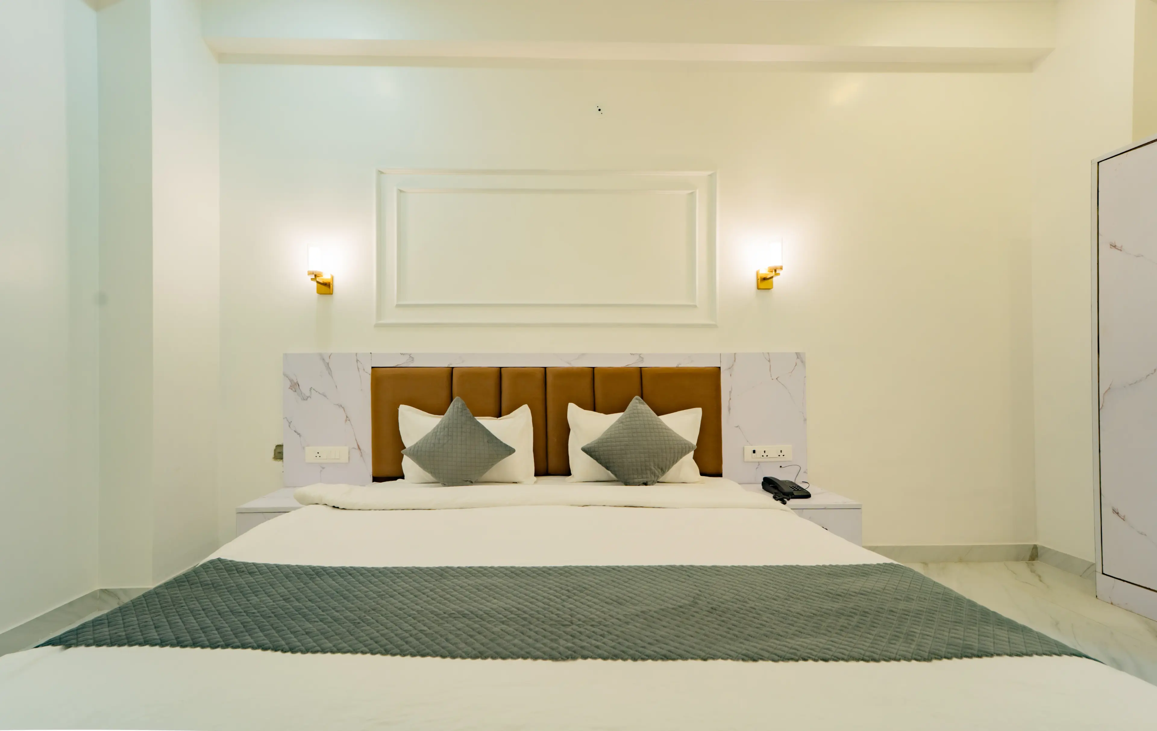 Double Bed Ambiance