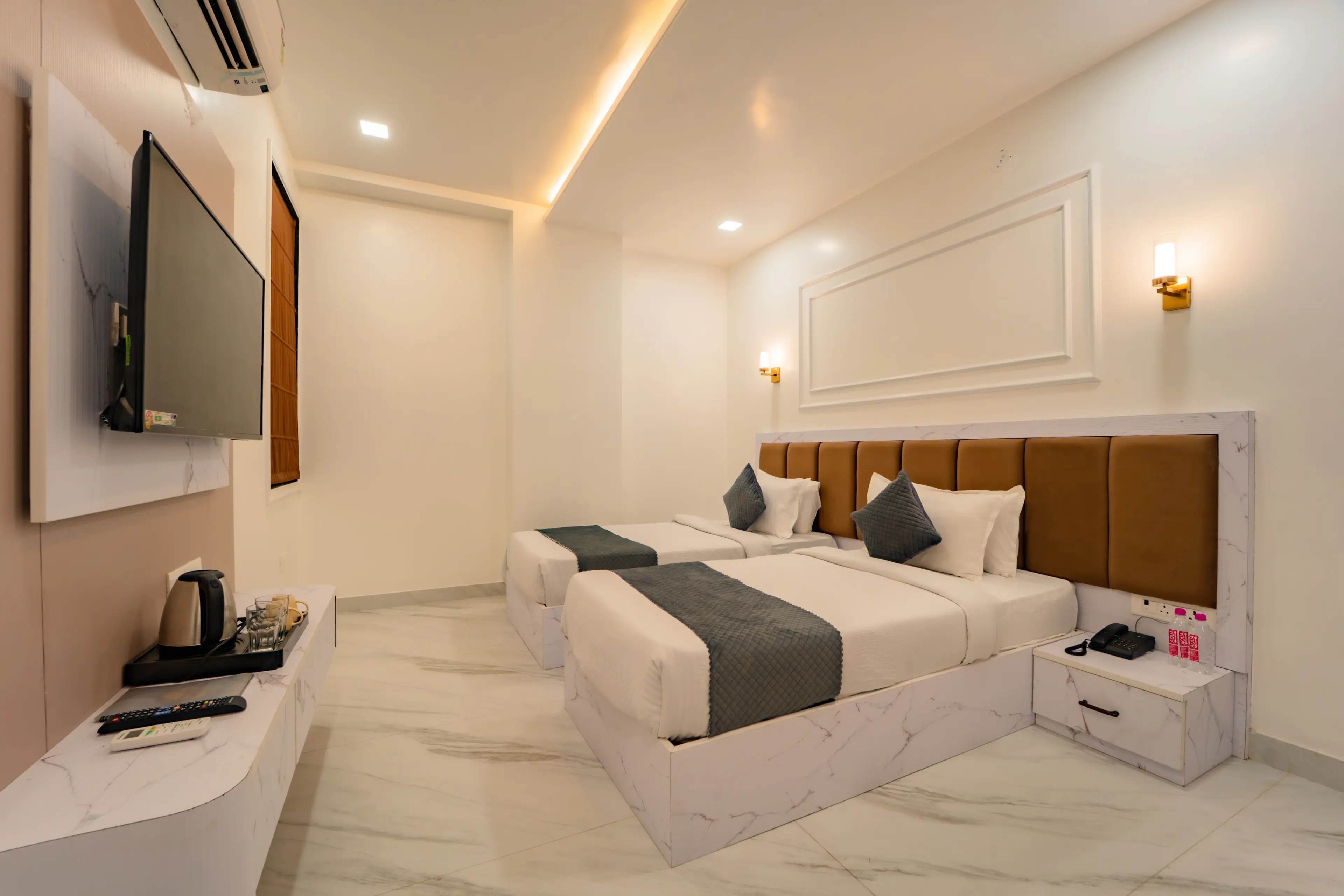 Twin Bed Room Ambiance